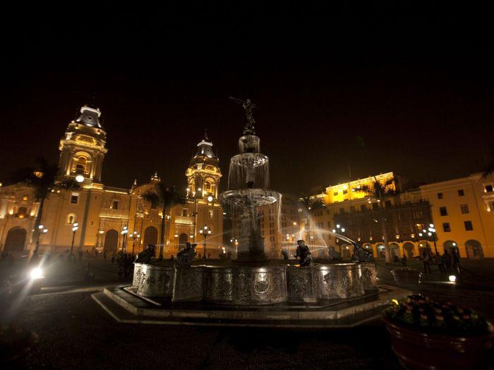 Cuzco main square by night fountain