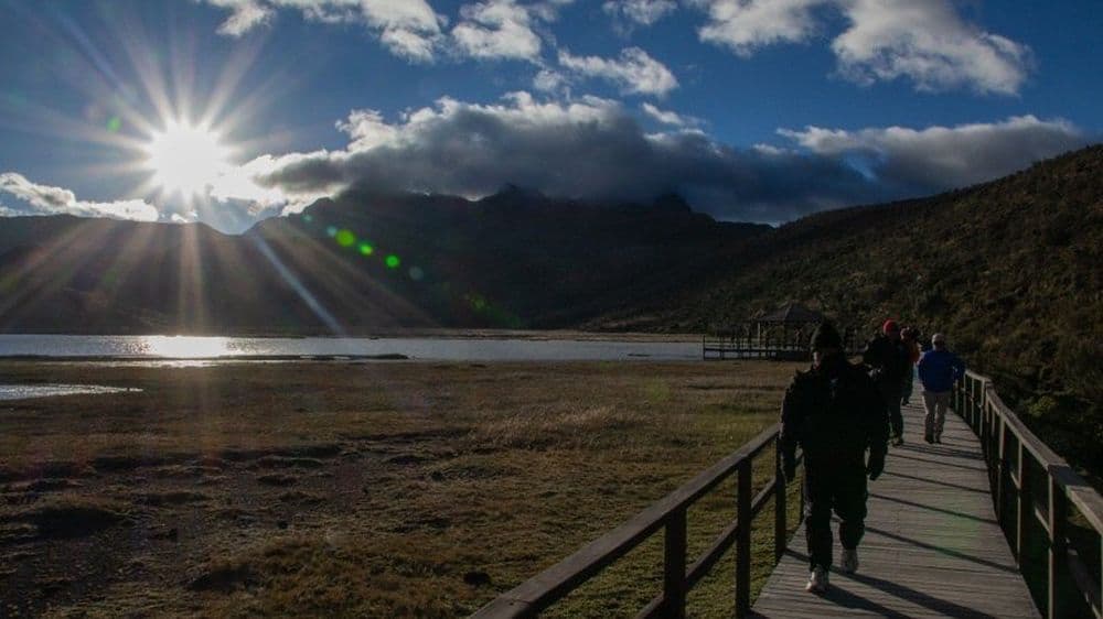 La passerelle qui mène au lagon de Limpiopungo dans le parc national du Cotopaxi.