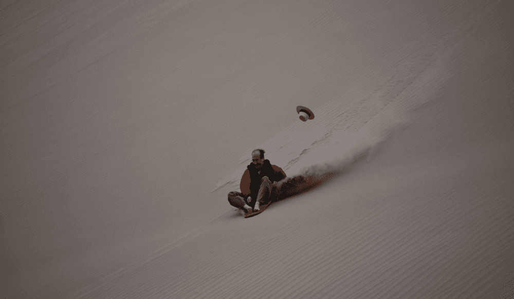 sandboard dans le désert de Hucachina