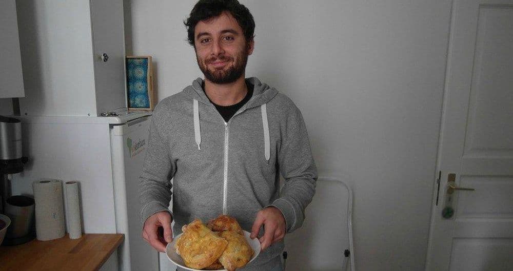 Nino, membre de l'équipe marketing, nous apporte les empanadas ! Chacun apporte sa pierre à l'édifice :)