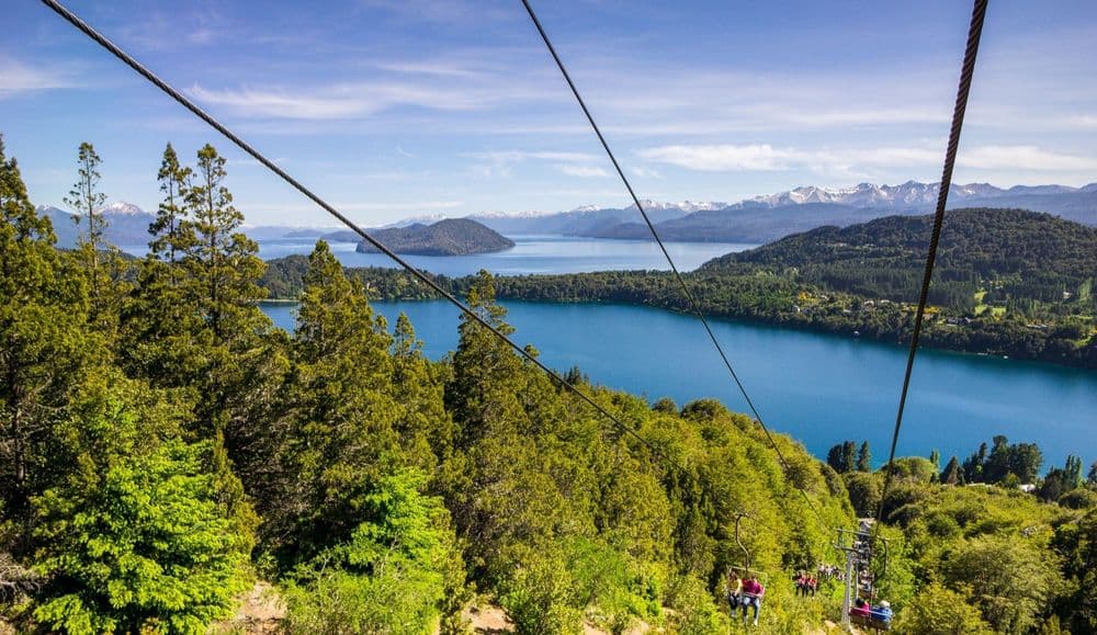 Bariloche, avec ses remontées mécaniques et son panorama montagneux, ressemble à une petite ville alpine européenne. Source : Viventura