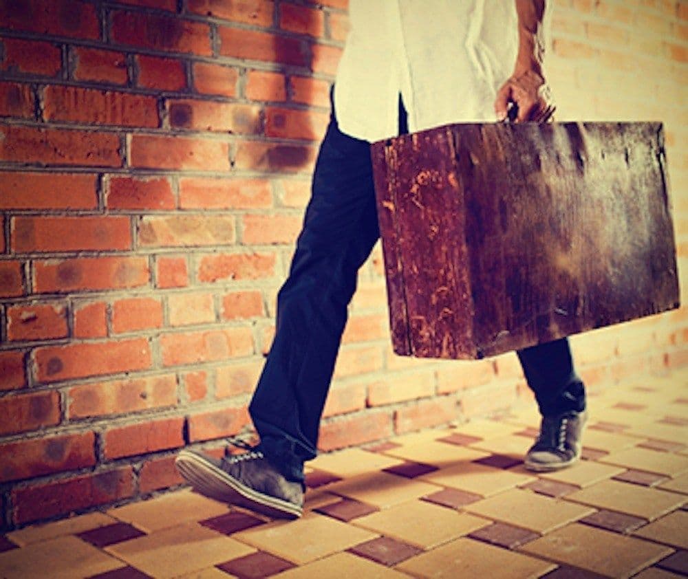 marcher avec une valise