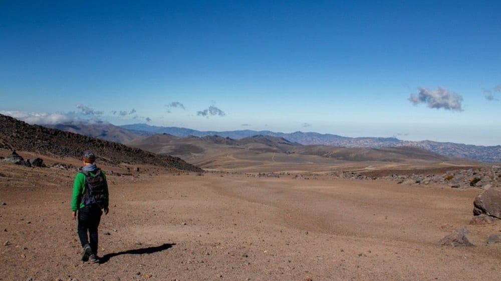 Le Paramo sans plantes ressemble par endroits à un paysage désertique ou même lunaire, l'étendue rouge sans fin semble si invraisemblable