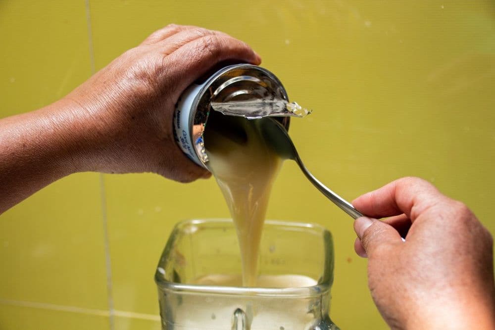 Verser le lait dans un mixeur
