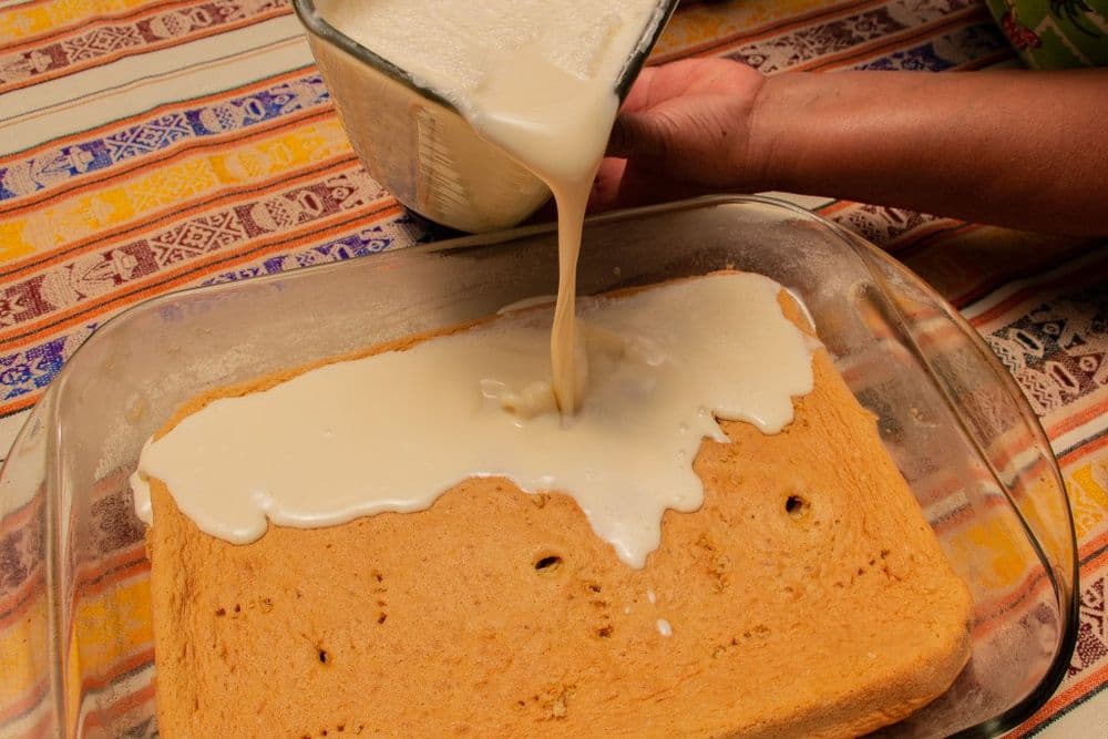 Verser le lait mixé sur le biscuit