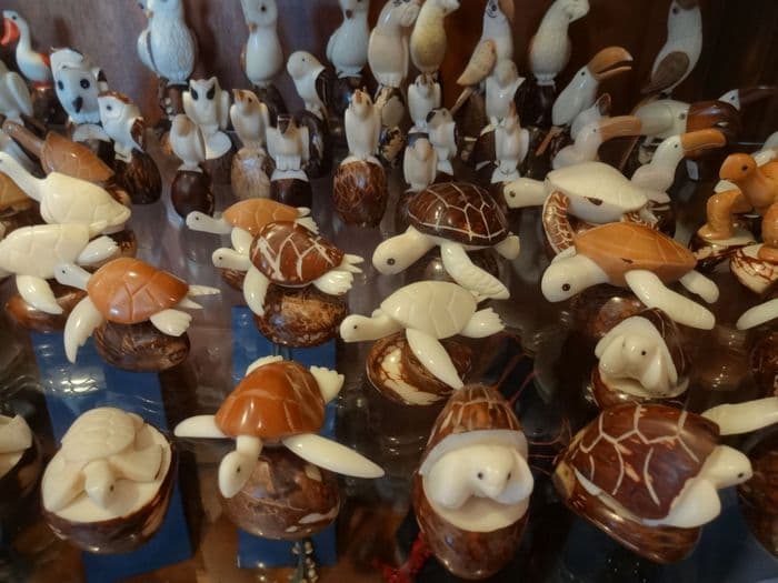 Figuren aus Taguanuss, die zu 