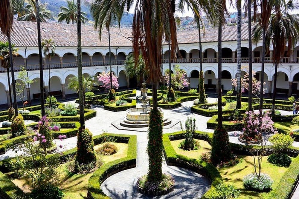 Courtyard of San Francisco Church in Quito Crédit photo à : John Solaro https://www.flickr.com/photos/127323091@N05/