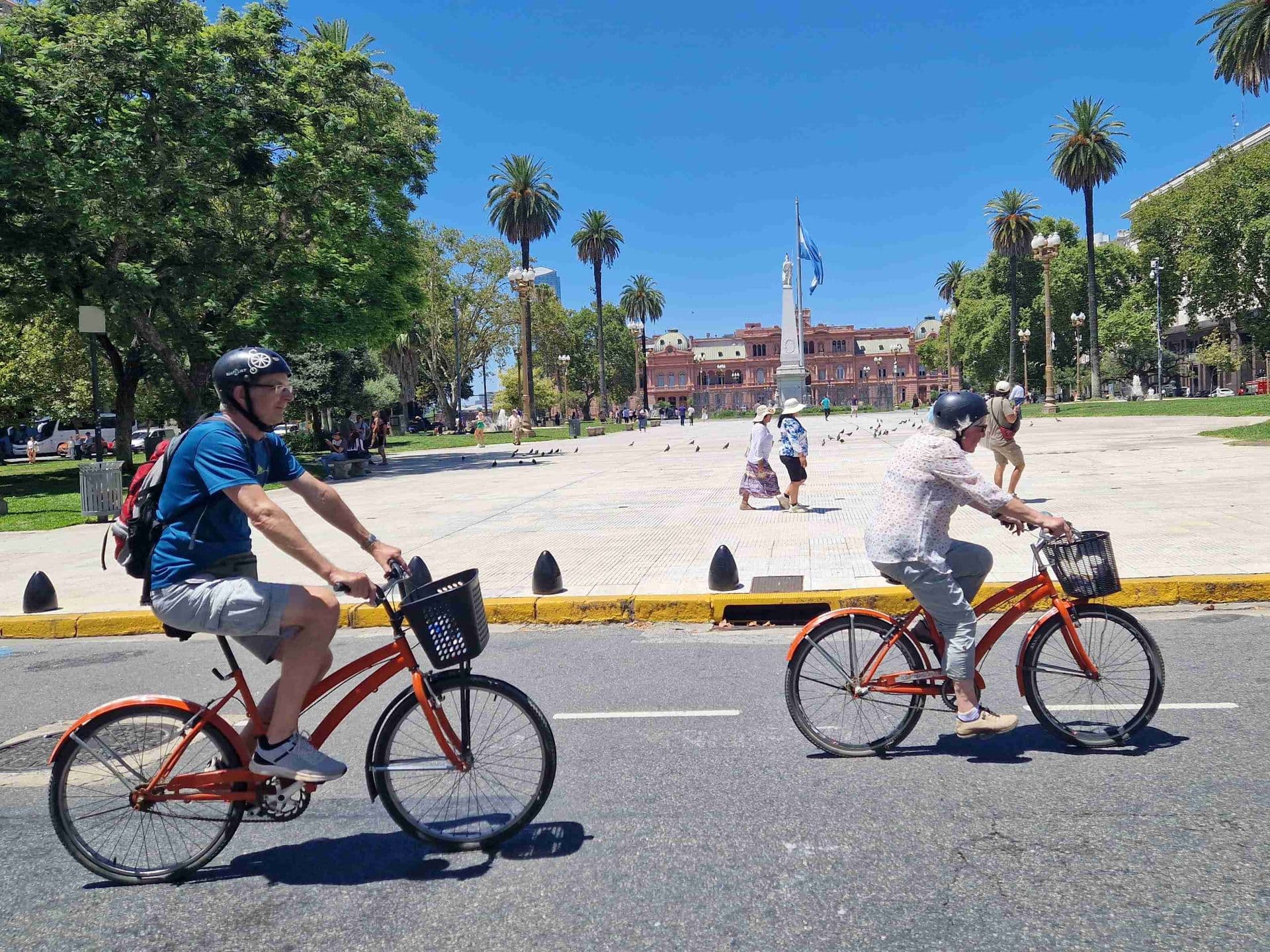 An der Plaza de Mayo auf dem Velo