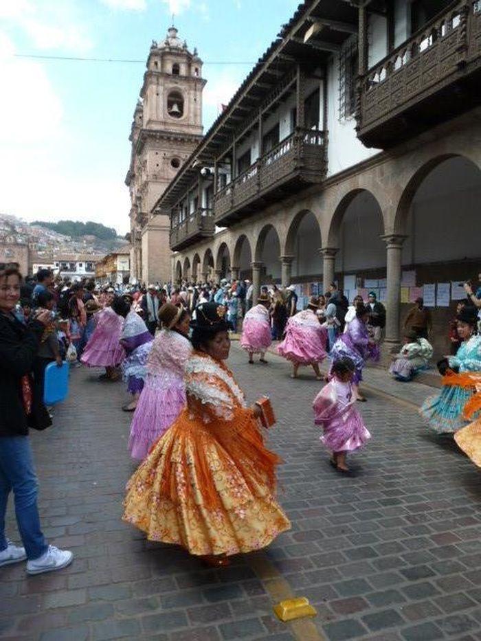 Cusco nous reçoit avec des dan