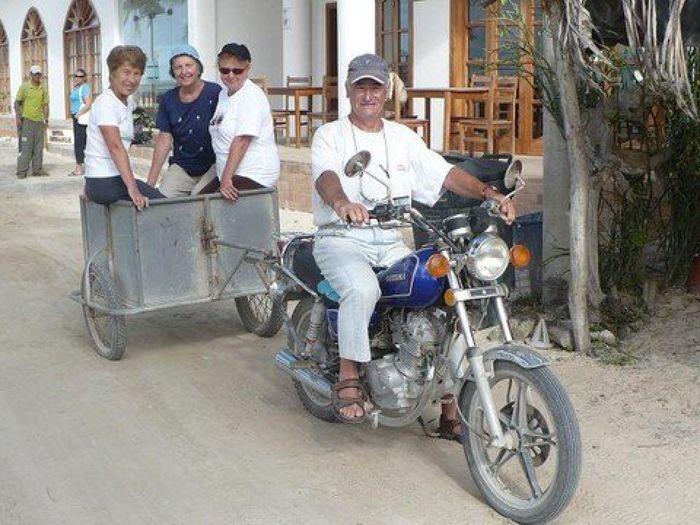 Jacques emmène les filles en moto